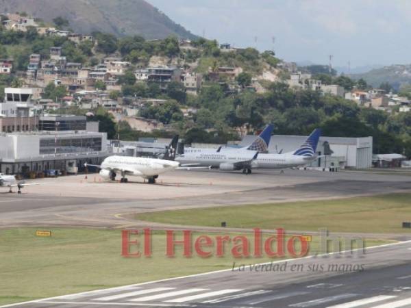 El aeropuerto Toncontín hasta el momento continúa recibiendo vuelos internacionales durante el día. Foto: EL HERALDO.