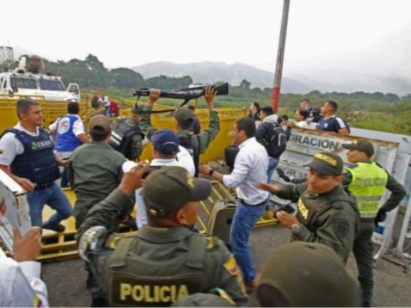 Así cruzaron la frontera los militares venezolanos. Foto: El Comercio