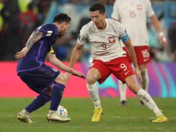 Messi enfrentando a Lewandowski en el Mundial de Qatar.