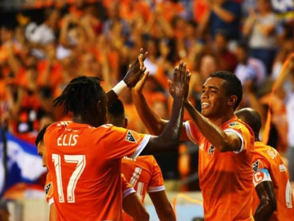 Elis y Manotas celebrando el punto. Foto Cortesía Twitter Houston Dynamo