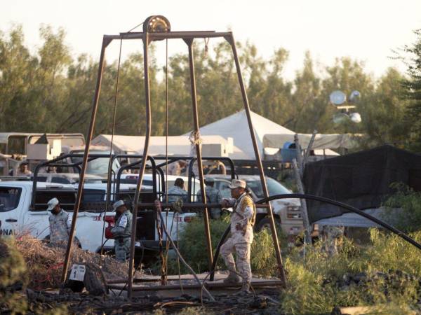 La mina donde ocurrió el siniestro tiene unos 60 metros de profundidad y está parcialmente llena de agua turbia y elementos sólidos que han impedido hasta ahora el ingreso de socorristas.