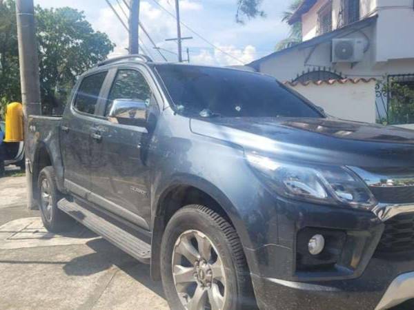 El vehículo, tipo pick-up color gris, tiene al menos tres disparos en el vidrio frontal y otros dos orificios en la puerta del pasajero.