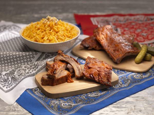 Unas súper sabrosas Mac’ncheese babyback ribs son parte de las delicias que podrás realizar para disfrutar de Qatar 2022.