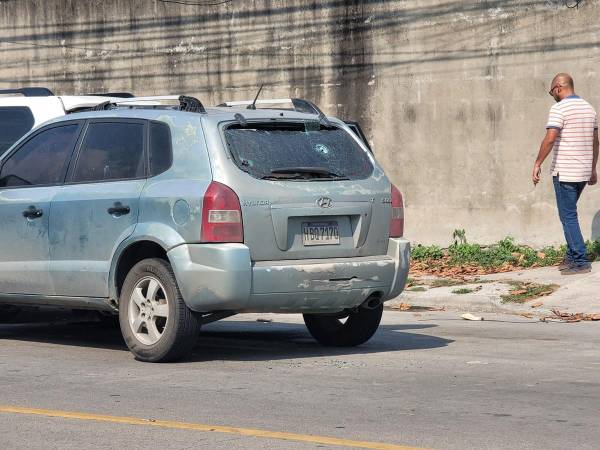 El automotor de las víctimas, con placa HBQ-7170, mostraba algunos de los orificios de bala en el parabrisas y en la puerta posterior por donde salieron los tiros durante el ataque.