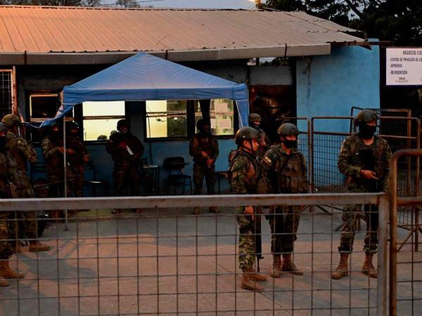 Las fuerzas de seguridad montan guardia frente al complejo penitenciario Guayas 1 en Guayaquil, Ecuador.