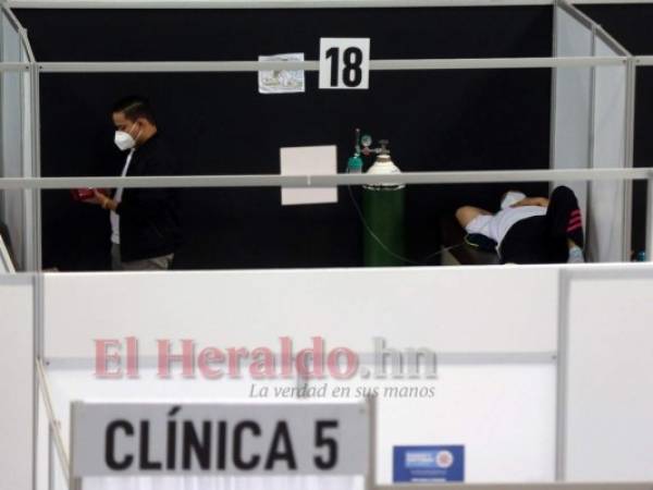 Las salas de estabilización de los triajes lucen llenas de pacientes con covid-19, una muestra del incremento de casos en la capital de Honduras. Foto: David Romero / EL HERALDO.