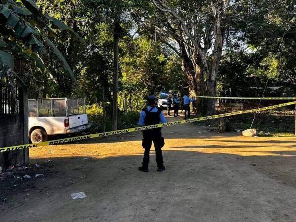 Agentes policiales acordonaron la escena donde se registró el enfrentamiento.