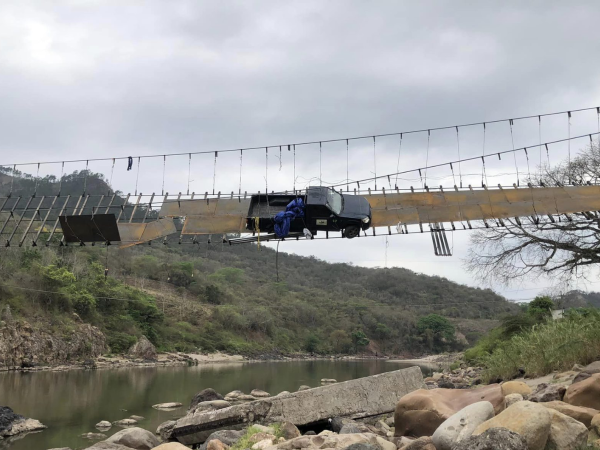 Las personas quedaron colgadas dentro de su vehiculó tras el colapso del puente.