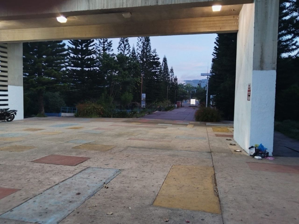 Entrada de la Universidad Nacional Autónoma de Honduras (UNAH), amanece sin portones para evitar la toma de las instalaciones.