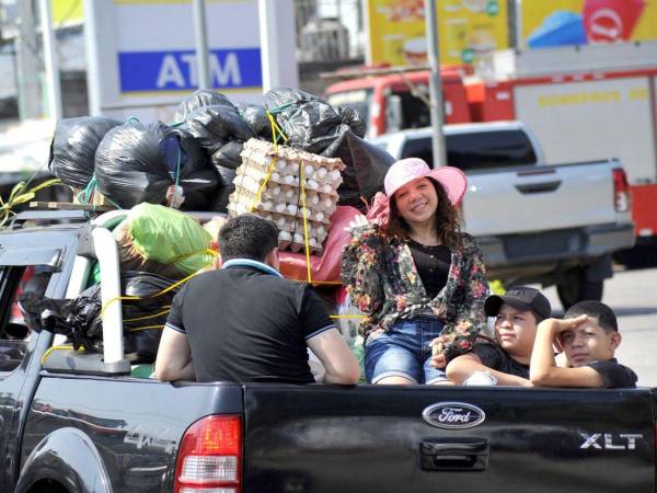 Cientos de personas han comenzado a salir de Tegucigalpa, la capital de Honduras, para desplazarse hacia los lugares donde planean relajarse durante la Semana Santa, mientras que las instituciones que integran la Comisión Nacional de Prevención de Movilizaciones Masivas (Conapremm), ya se ubican en las principales carreteras. La cámara de EL HERALDO le muestra cómo es el ambiente en el inicio de las vacaciones de verano.