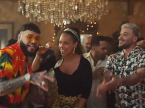 Farruko, Alicia Keys y Pedro Capó en una de las escenas del video de remix de 'Calma'.