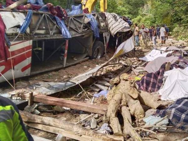 En un trágico suceso ocurrido en México, un autobús de pasajeros se vio involucrado en un devastador accidente que dejó un saldo de 27 personas fallecidas. El trágico incidente ocurrió cuando el autobús, que transitaba por la carretera que comunica a la población de Tlaxiaco con Chalcatongo de Hidalgo, en Oaxaca, se precipitó a un barranco, causando graves consecuencias.