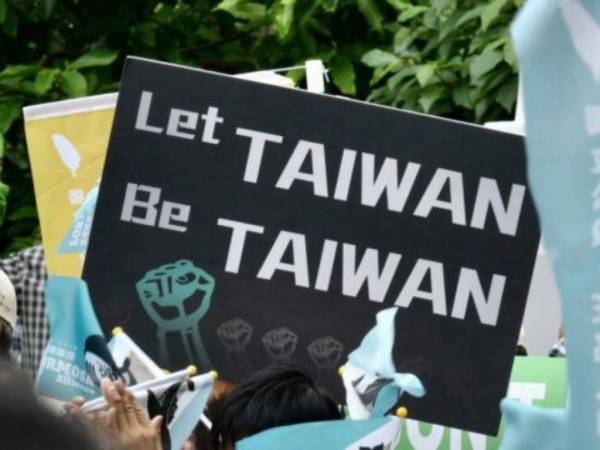 Los taiwaneses sostienen pancartas durante una protesta contra la visita de la presidenta de la Cámara de Representantes de los Estados Unidos, Nancy Pelosi, en Taipei, Taiwán.