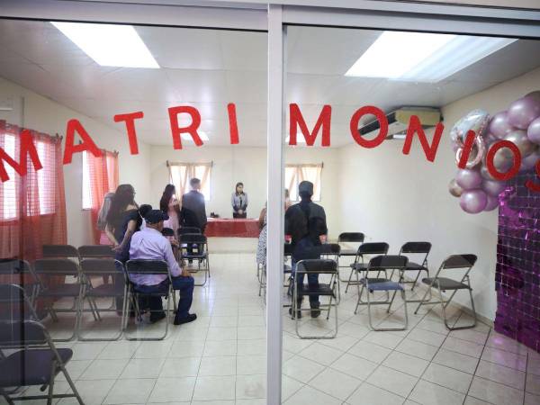 En las instalaciones de la Alcaldía Municipal en la colonia 21 de Octubre de Tegucigalpa se realizan las bodas civiles, durante agosto las bodas son gratis.