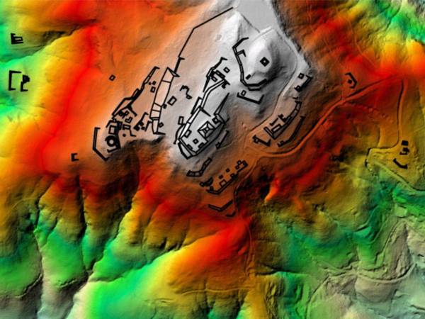 “Es uno de los sitios arqueológicos más extensos de la región de Copán, y uno de los más complejos en cuanto a estructura interna. Toda la cresta de la montaña está recubierta de un sistema muy complejo de muros de contención, terrazas y planitos así como estructuras y construcciones que representan una labor de planificación y coordinación de gran alcance”, señala Cameron.