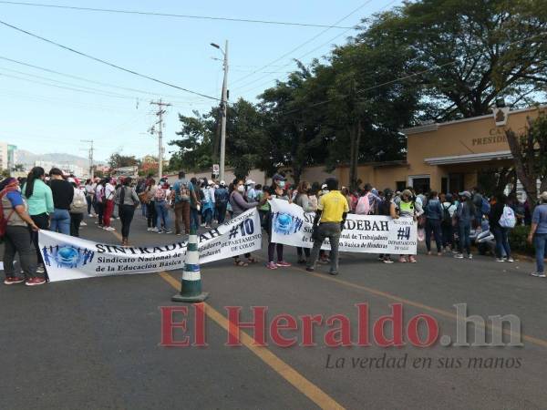 Acciones de protesta se han dado por maestros y médicos.