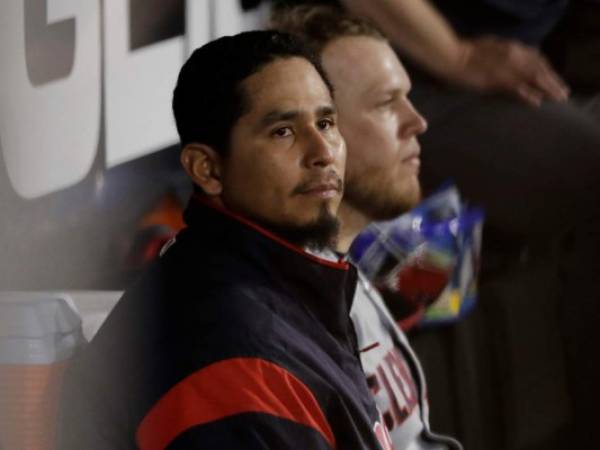 En esta foto del 30 de mayo del 2019, el pitcher de los Indios de Cleveland Carlos Carrasco mira al terreno desde la banca durante el séptimo inning de un partido contra los Medias Blancas de Chicago. Carrasco está recibiendo tratamiento por leucemia. (AP Foto/Nam Y. Huh)