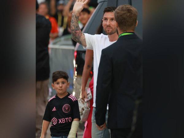 El argentino Lionel Messi ya se encuentra en las instalaciones del Inter Miami, donde se realizará su presentación retrasada a causa de la tormenta eléctrica. El futbolista llegó muy sonriente, acompañado de su familia. Estas son las primeras imágenes de su llegada al DRV PNK Stadium.