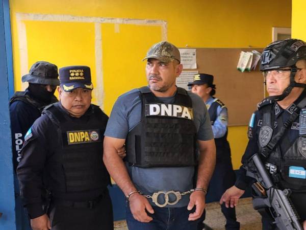 Luis Alfredo Escalante Landaverde, conocido como el cuñado de “Don H,” fue trasladado en helicóptero a la Dirección de Operaciones Especiales “Los Cobras” en Tegucigalpa, luego de ser capturado en una operación policial en una zona montañosa del departamento de Santa Bárbara en Honduras.