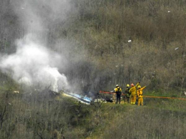 Un testigo dijo a la NTSB que el helicóptero volaba hacia adelante y descendente en medio de la neblina antes de estrellarse en la ladera. Foto: AP.