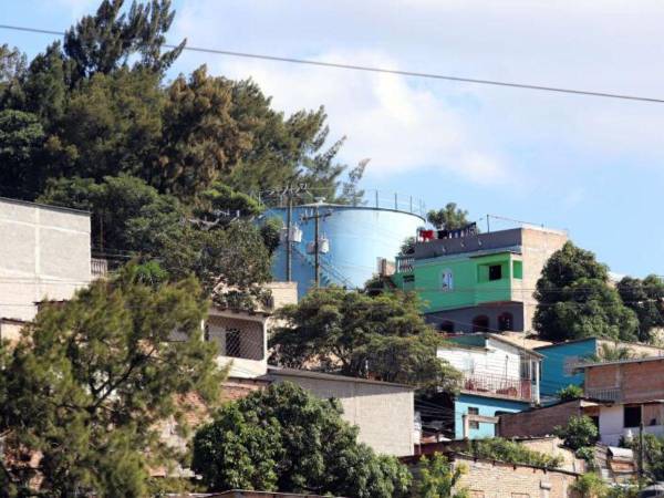 El agua potable se almacena en tanques en los barrios y colonias, pero son las autoridades de las juntas de agua quienes controlan el servicio en cada comunidad.