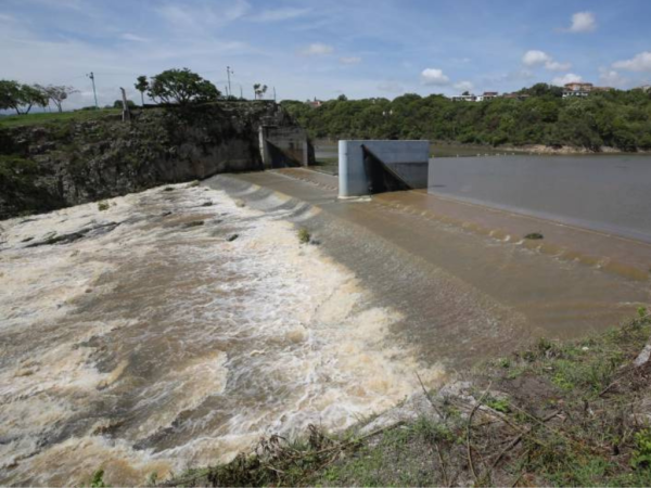 En verano los capitalinos padecen la escasez del vital líquido, mientras que en la época de invierno la represa Los Laureles, que abastece de agua al 30% de hogares, se rebosa.