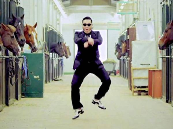 Psy es un cantante, rapero, compositor y productor discográfico surcoreano. A sus 41 años de edad ha aparecido en varios programas televisivos como Good Sunday: X-Men y 'Sing'.