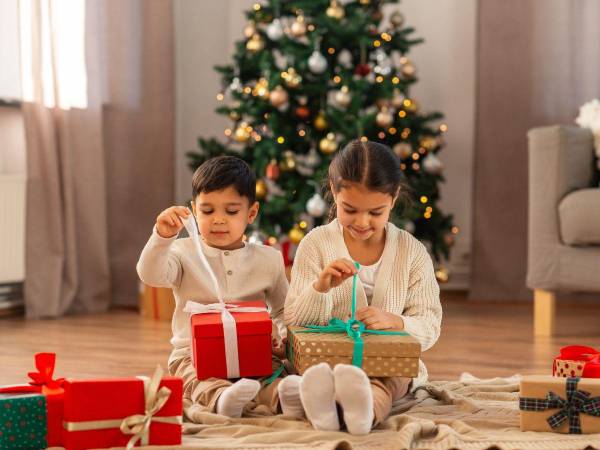 Evite hacer de los regalos y la ropa nueva el centro de la Navidad de sus hijos.