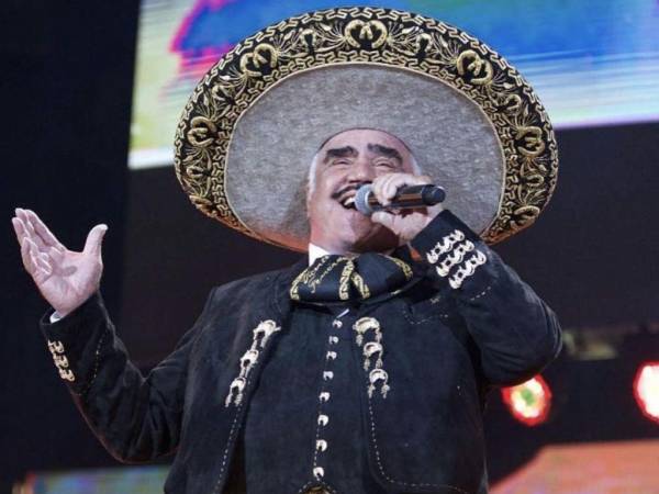 Doña Cuquita, la viuda de Vicente Fernández, eligió el altar de muertos para su difunto esposo.