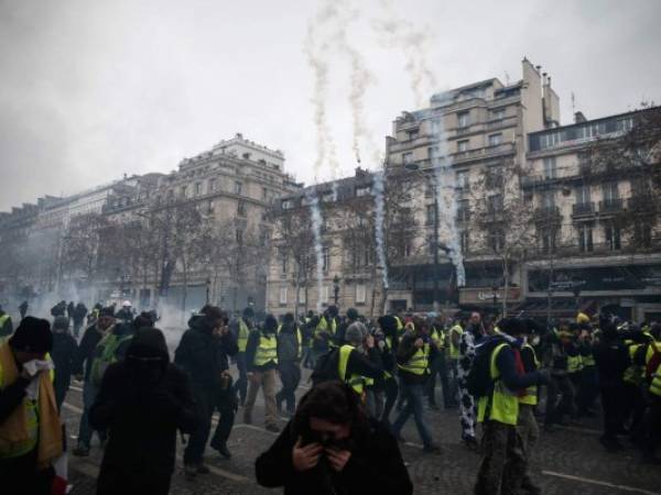 En la zona de los Campos Elíseos, los manifestantes intentaron prender fuego a la fachada de un centro comercial de lujo, quemaron coches y lanzaron proyectiles a las fuerzas de seguridad. En algunos lugares se elevaban humaredas negras.