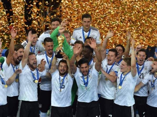 Los jugadores de la selección de Alemania alzan la copa que los acredita como campeones de la Copa Confederaciones (Foto: Agencia AFP)