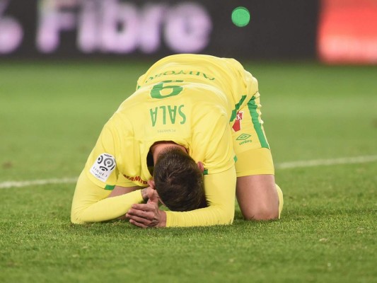 El club de fútbol FC Nantes anunció el 8 de febrero de 2019 que congelará la camiseta número 9 como homenaje a la ciudad de Cardiff y al ex futbolista de Nantes Emiliano Sala, quien murió en un accidente aéreo en el Canal de la Mancha el 21 de enero de 2019. / AFP / JEAN -SEBASTIEN EVRARD.