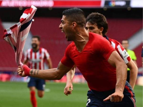 Luis Suárez selló la remontada rojiblanca con un gol a dos minutos del final que catapulta a los colchoneros a la primera posición en la última jornada de La Liga. Foto: AFP