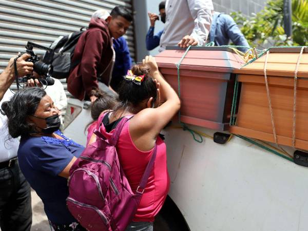 El dolorde los parientes fue evidente al recibir los féretros en la morgue.