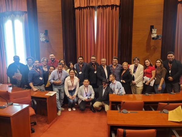 Cinco periodistas hondureños junto a otros de Guatemala, Pakistán, Marruecos, República Dominicana y sudamericanos en el Parlamento.