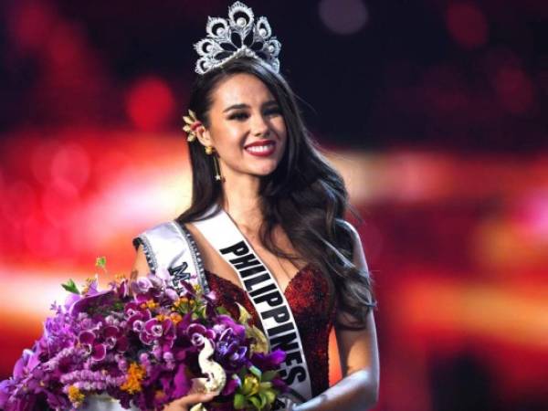 Catriona Gray of the Philippines smiles after being crowned the new Miss Universe 2018 on December 17, 2018 in Bangkok. (Photo by Lillian SUWANRUMPHA / AFP)