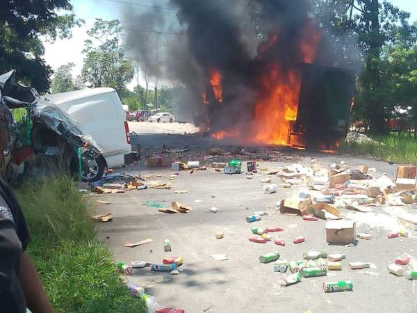 Tras el impacto, la rastra comenzó a tomar fuego hasta el punto de incendiarse casi por completo.