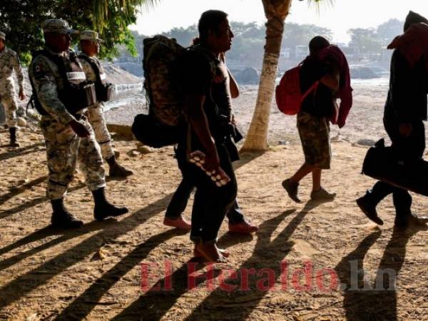 La Guardia Nacional de México mantiene cerrada la frontera a los miembros de la caravana.