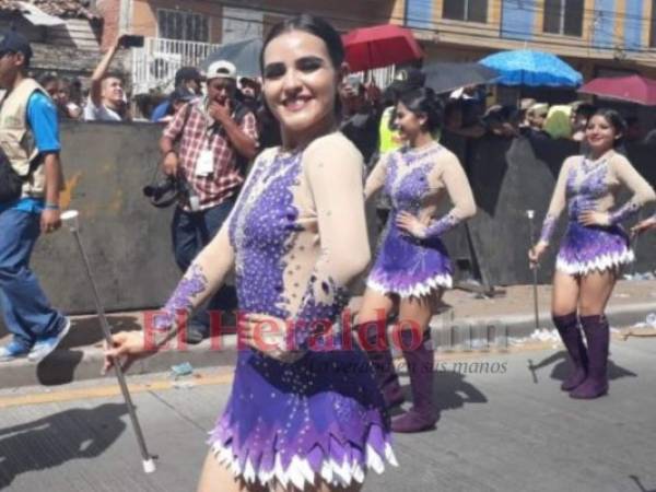 Las estudiantes lucieron radiantes y sonrientes en los desfiles patrios. Foto Alejandro Amador| EL HERALDO