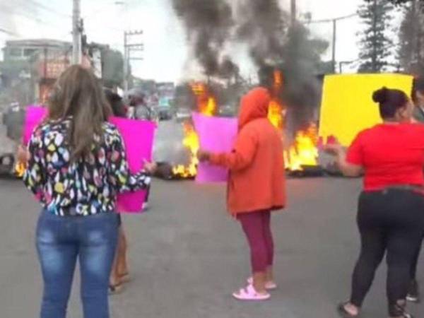 Los comerciantes salieron a la calles para pedir a la comuna capitalina una solución, ya que son 50 familias afectadas con la medida.