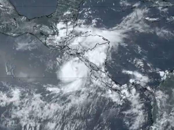 La tormenta tropical avanza a unos 200 kilómetros al sur del Golfo de Fonseca.