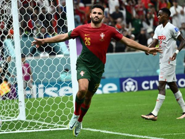 Goncalo Ramos anotó 3 goles en la victoria de Portugal que los clasificó a cuartos de final.