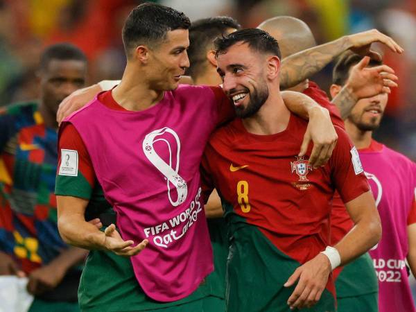 Cristiano Ronaldo y Bruno Fernandes dialogan luego de la victoria de Portugal ante ante Uruguay.