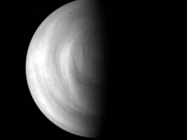 Imagen del hemisferio sur de Venus. La imagen tomada en longitudes de onda ultravioleta por la Venus Monitoring Camera (VMC) de la nave Venus Express de la ESA el 15 de mayo de 2006.