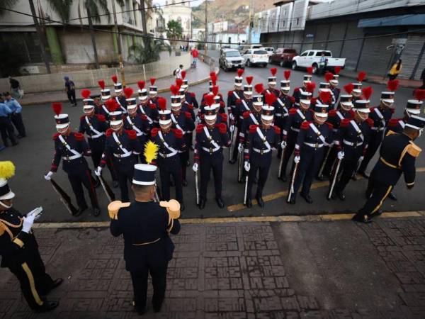 Bajo un fuerte operativo policial amaneció el Congreso Nacional previo a la instalación de la tercera legislatura. Además, varias calles se encuentran cerradas en los sectores aledaños del centro de la capital. Hasta el momento algunas personas ya se hicieron presentes y los preparativos para la ceremonia están en desarrollo. A continuación las imágenes.