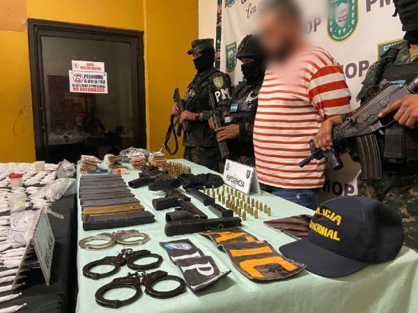 Armas de fuego, indumentaria policial, celulares y droga fueron decomisadas en las últimas horas tras intensos operativos ejecutados en varias zonas del país.