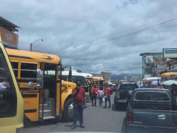 La necesidad de ganar el pan de cada día con sus ventas hacen que muchas personas del Zonal Belén invadan las calles, lo que provoca un congestionamiento en la ciudad.