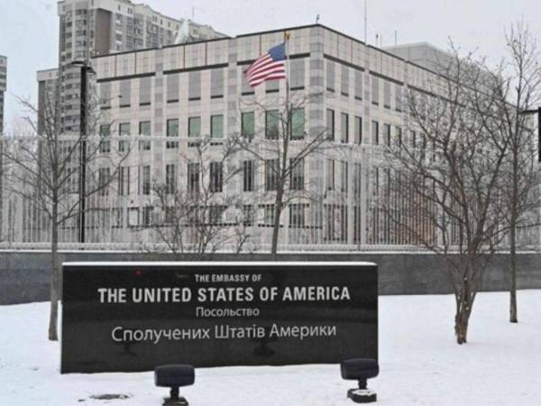 Después de varios meses de haber permanecido cerrada por la tensión del conflicto bélico, la embajada de Estados Unidos en Kiev, Ucrania decide abrir.