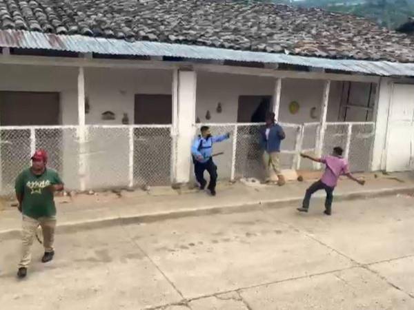 Los agentes policiales fueron agredidos por sujetos que presuntamente se encontraban en estado de ebriedad.