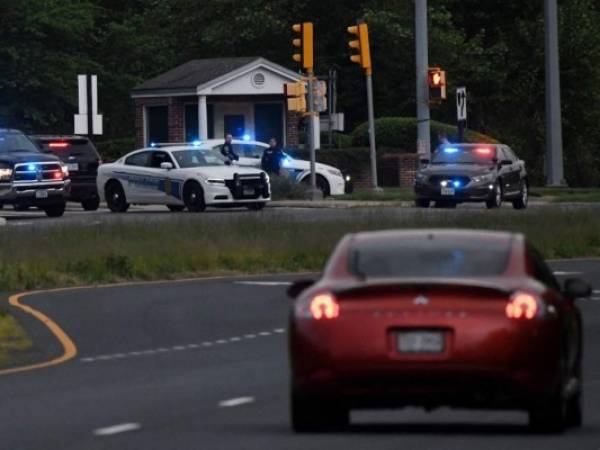 A primera hora de la tarde, agentes de seguridad impidieron que la persona no identificada pasara con su vehículo por la puerta de entrada al extenso complejo arbolado de la agencia de inteligencia en Langley, Virginia, cerca de la capital. Foto: AFP